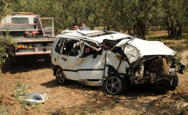 Zeytinliğe uçan otomobilin sürücüsü yaralı kurtuldu