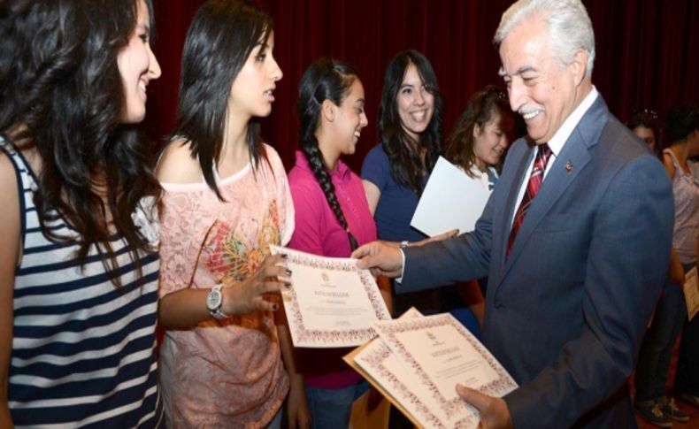 Zihni Aldırmaz liseli tiyatrocuları kutladı