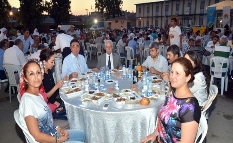 Zihni Aldırmaz orucunu ASKİ personeli ile açtı