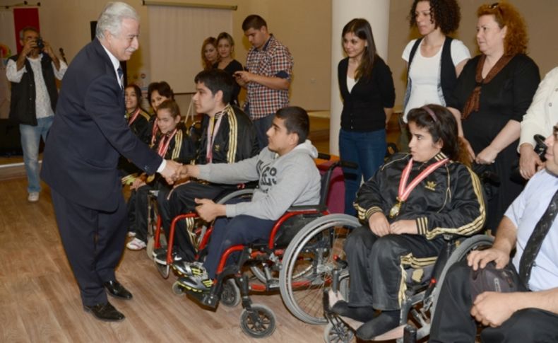 Zihni Aldırmaz şampiyonlarla buluştu