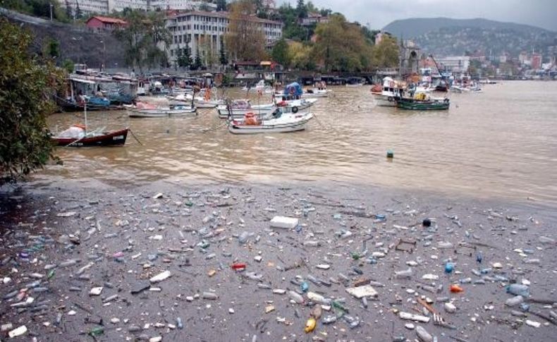 Zonguldak'ta Deniz Çamur, Liman Çöple Kaplandi