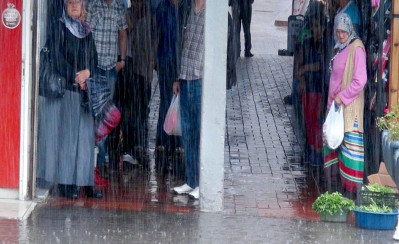 Zonguldak'ta sağanak yağmur etkili oluyor