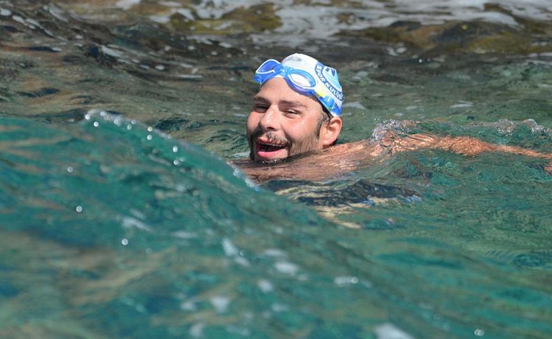 Zorlu parkurların yüzücüsü, farkındalık için 13 kilometre kulaç attı