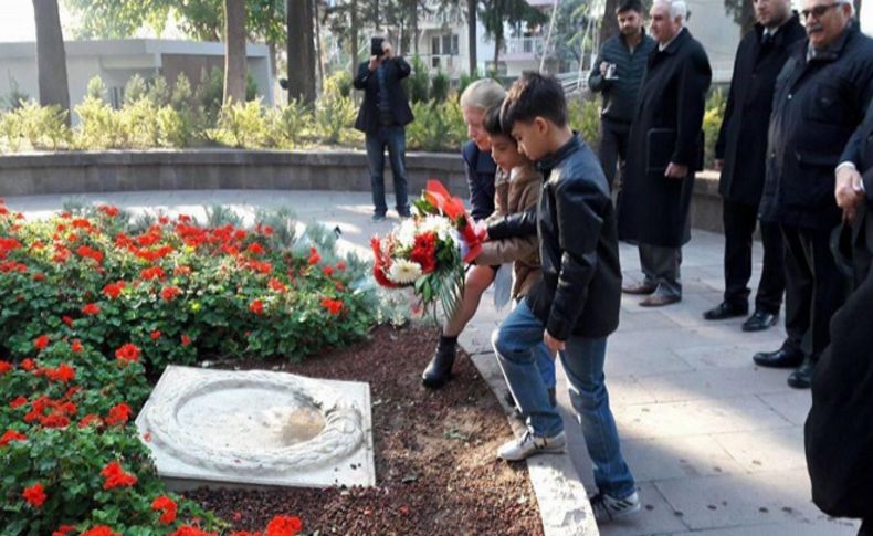 Zübeyde Hanım'a Öğretmenler Günü ziyareti