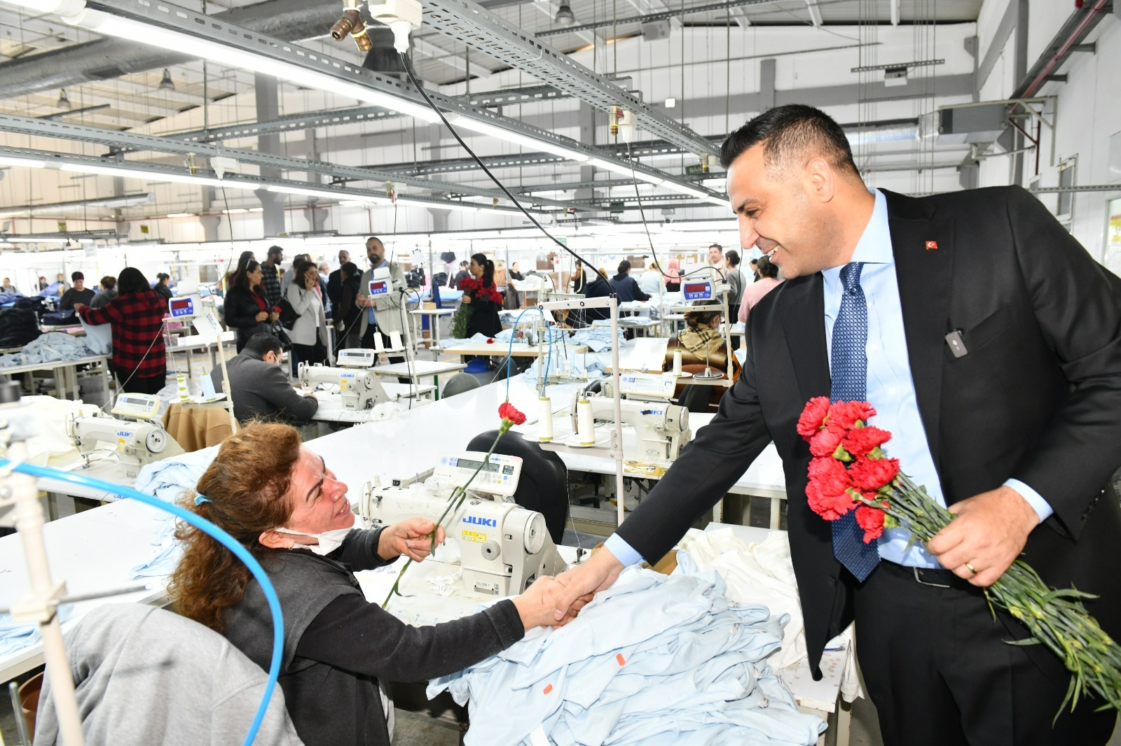 Başkan Yıldız’dan Tekstil İşçisi Kadınlara ziyaret : Emekçi kadınlara kırmızı karanfil dağıttı