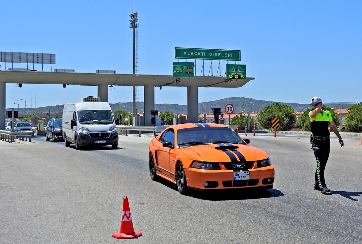 Çeşme'ye bayramda 217 bini aşkın araç giriş yaptı