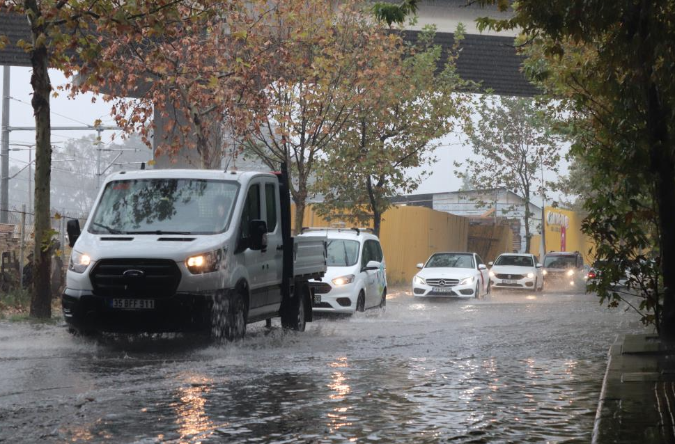 İzmir’i sağanak vurdu: Cadde ve sokaklar göle döndü