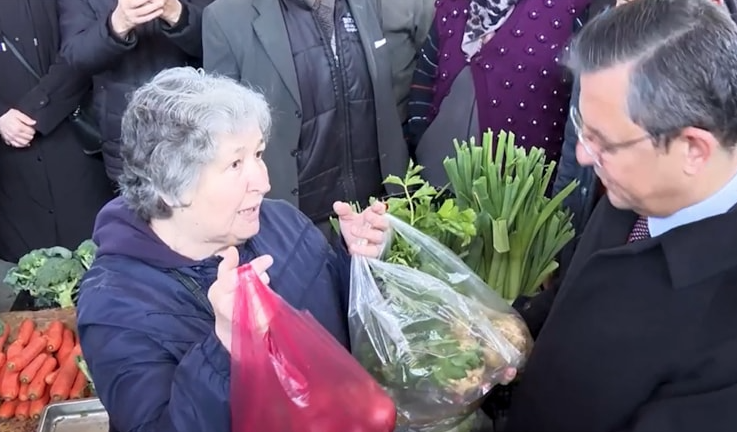 CHP lideri Özel, pazarda vatandaşın derdini dinledi
