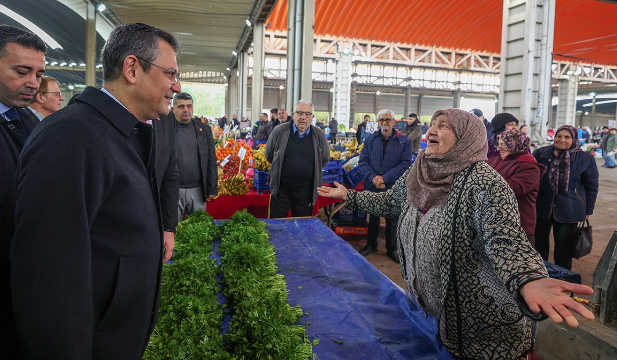 CHP lideri Özel, pazarda vatandaşın derdini dinledi