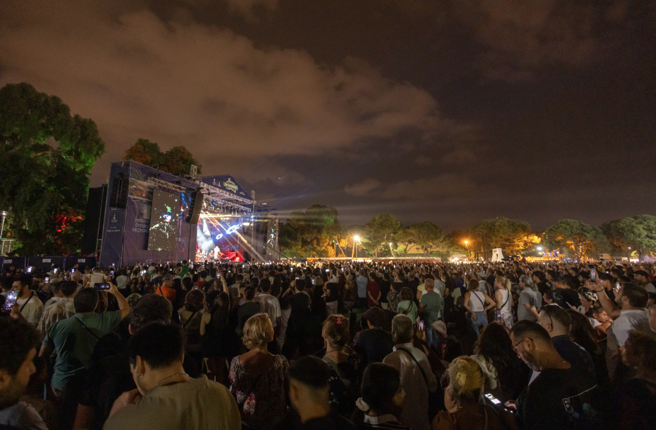 İzmir Enternasyonal Fuarı’nda müzik ve dans dolu gece