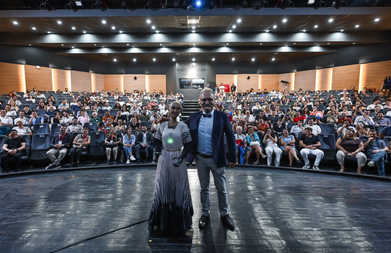 TechTalks’ta tarih ve teknoloji buluşmasında İnsansı robot Sophia ile sohbet