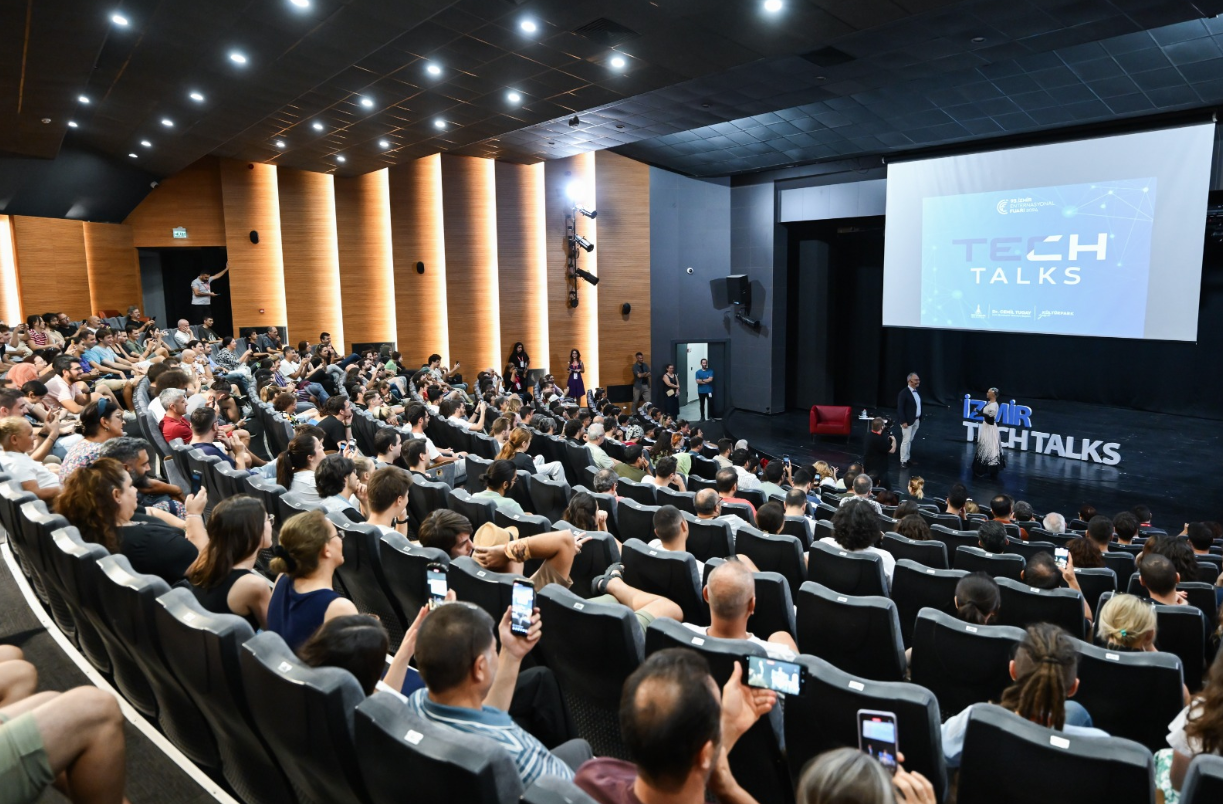 TechTalks’ta tarih ve teknoloji buluşmasında İnsansı robot Sophia ile sohbet