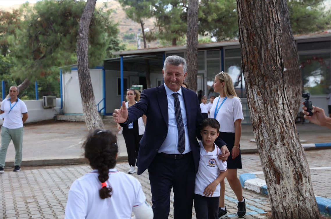 Güzelbahçe Belediyesi’nden öğrencilere çanta ve kırtasiye desteği