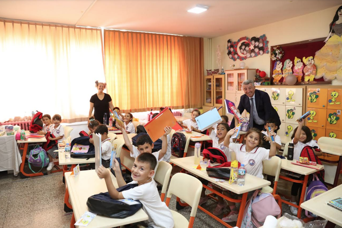 Güzelbahçe Belediyesi’nden öğrencilere çanta ve kırtasiye desteği