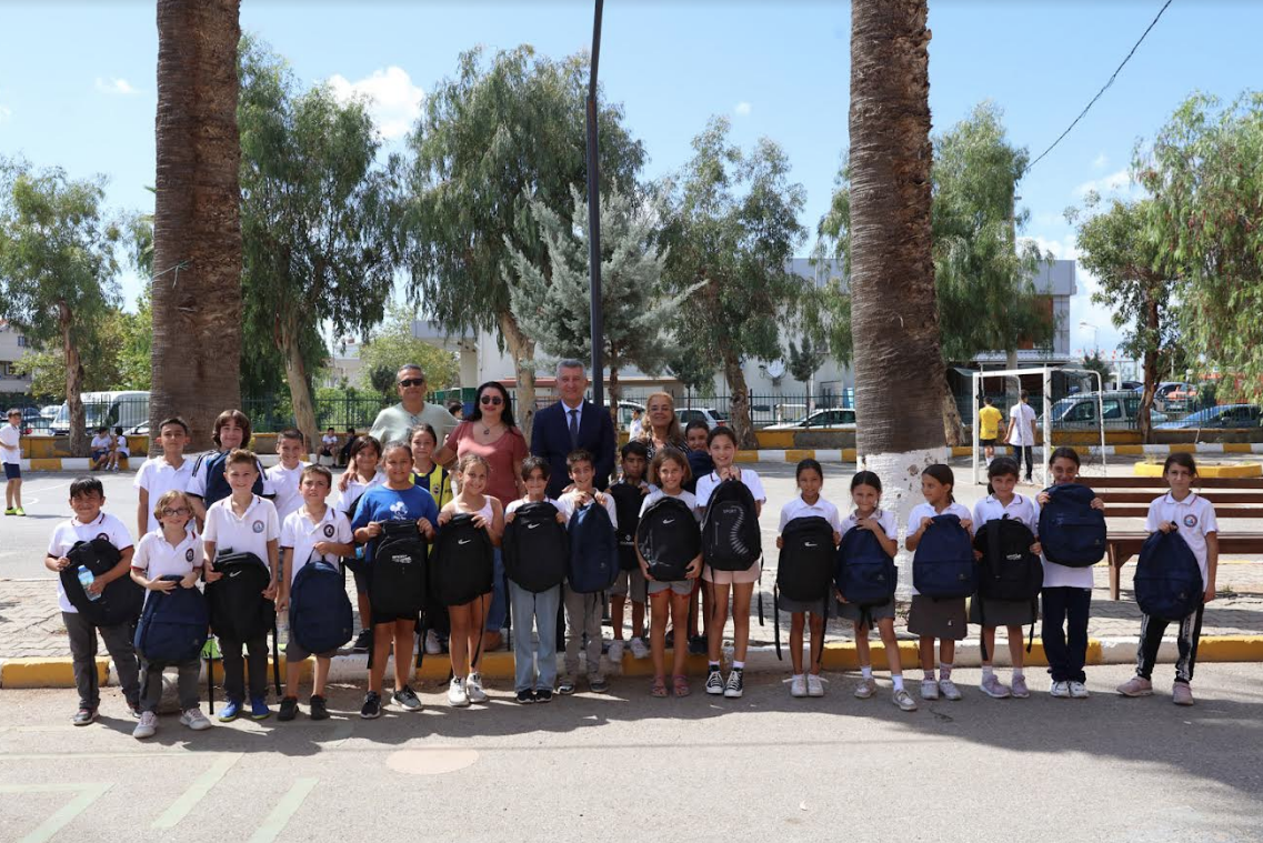 Güzelbahçe Belediyesi’nden öğrencilere çanta ve kırtasiye desteği