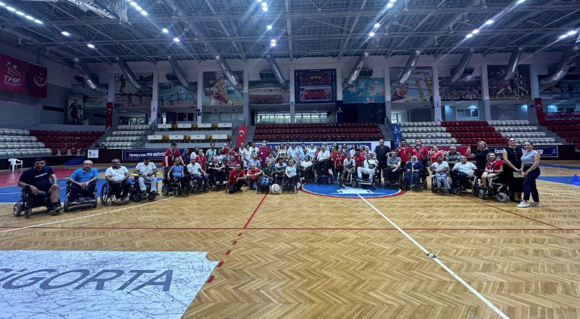 Engeller tekerlekli sandalye futbolu ile kalktı