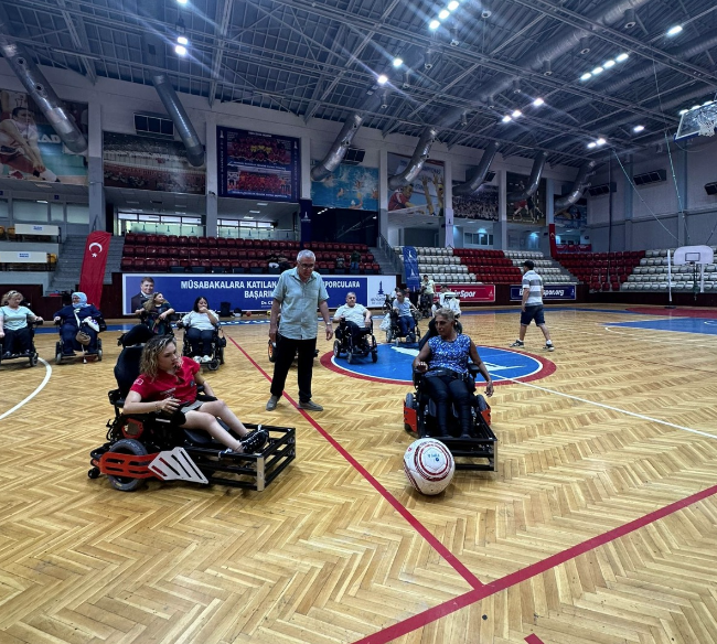 Engeller tekerlekli sandalye futbolu ile kalktı