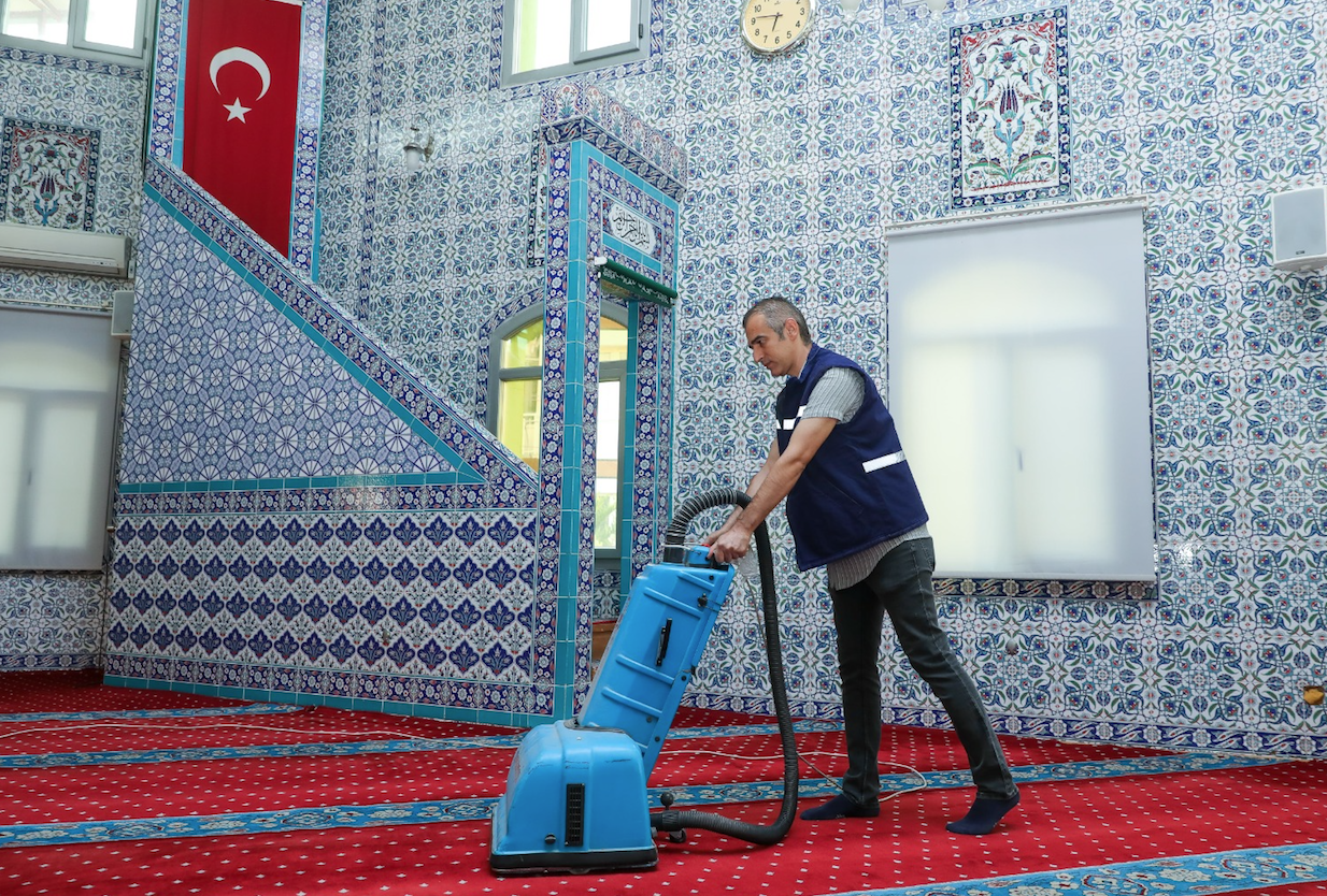 Buca Belediyesi’nden ibadethanelere detaylı temizlik