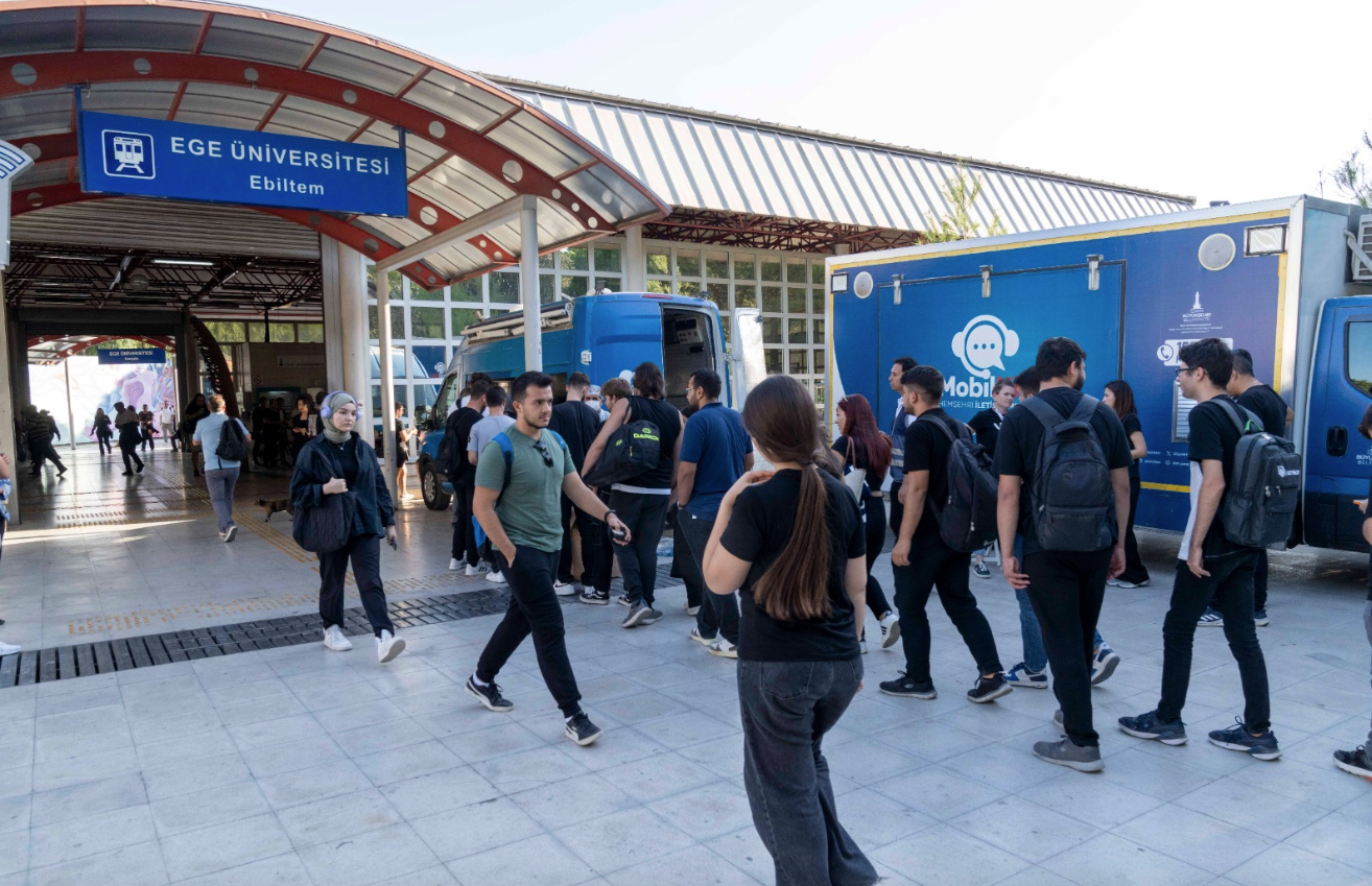 İzmir Büyükşehir Belediyesi üniversitelilere ücretsiz sıcak yemek dağıtıyor