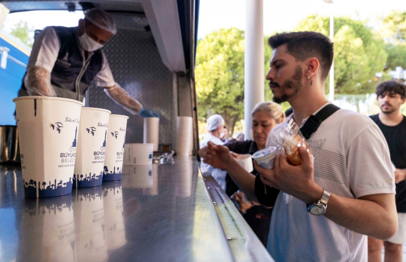İzmir Büyükşehir Belediyesi üniversitelilere ücretsiz sıcak yemek dağıtıyor