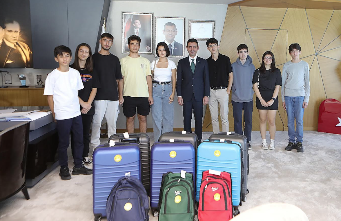 Teşekkür ziyaretine gelen üniversite ve liseli gençlere Başkan Önal'dan anlamlı hediye