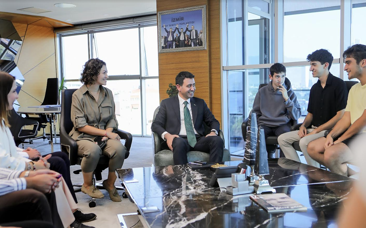 Teşekkür ziyaretine gelen üniversite ve liseli gençlere Başkan Önal'dan anlamlı hediye