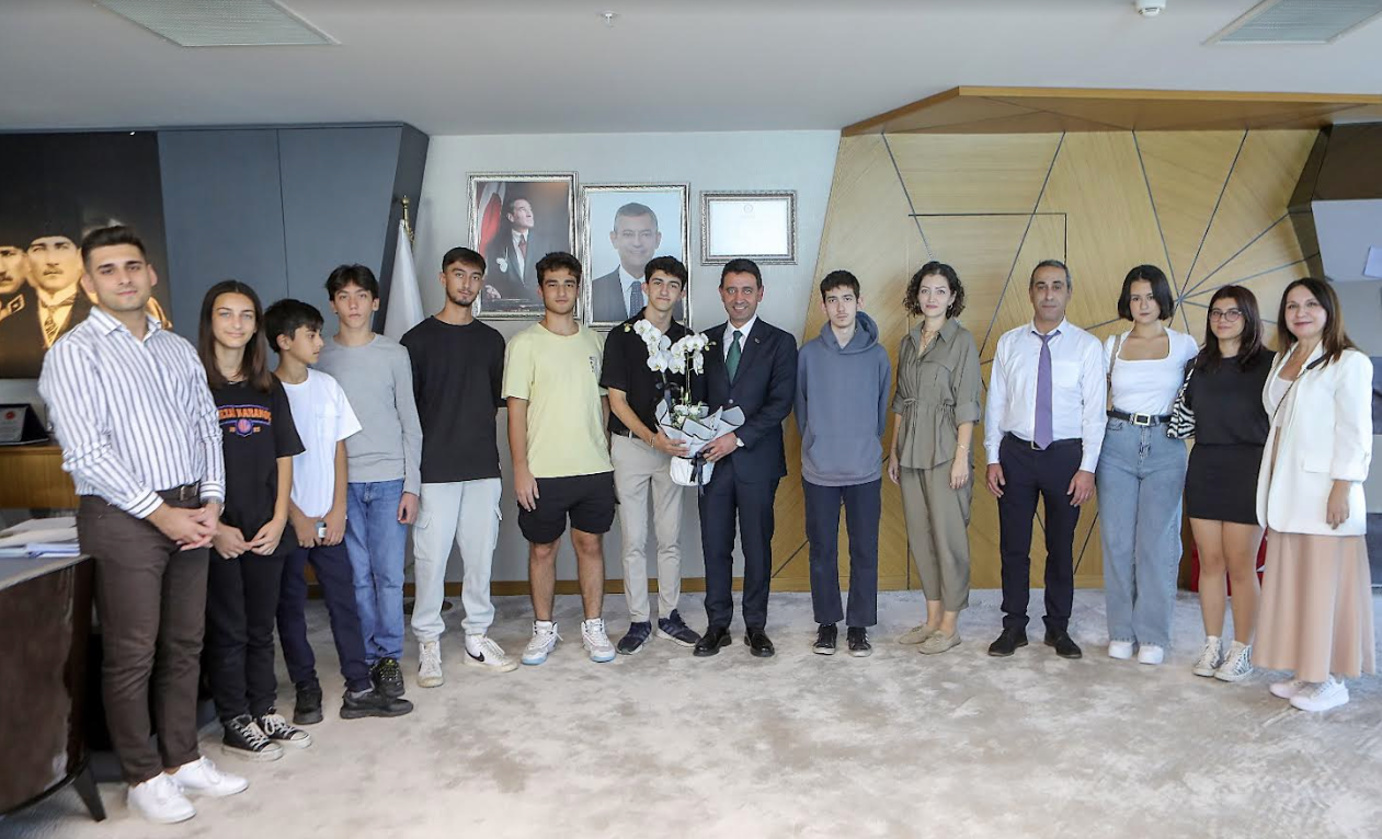 Teşekkür ziyaretine gelen üniversite ve liseli gençlere Başkan Önal'dan anlamlı hediye