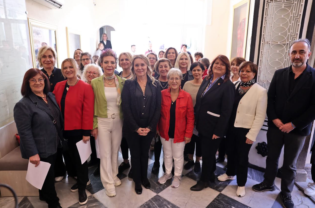 Konak’ta kadın sanatçılardan Ata’ya Saygı sergisi