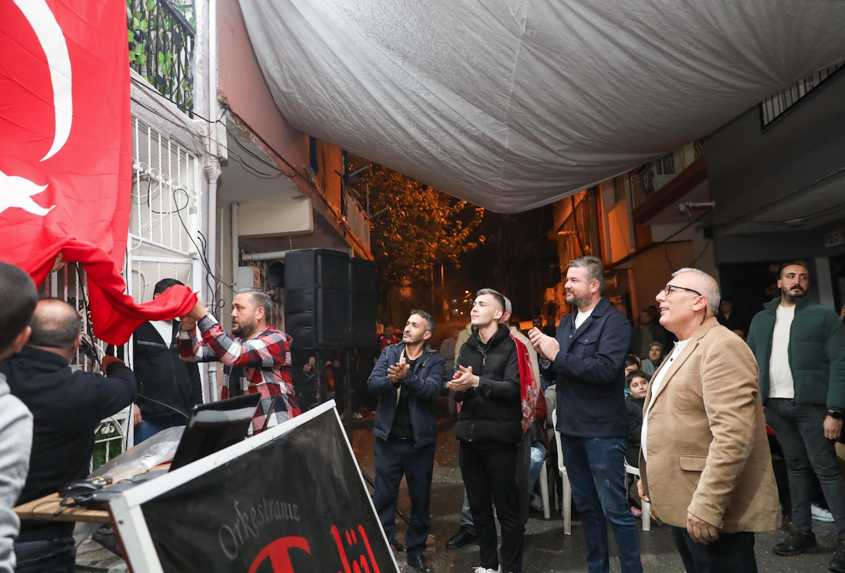 Başkan Görkem Duman’dan asker gence bayrak sürprizi