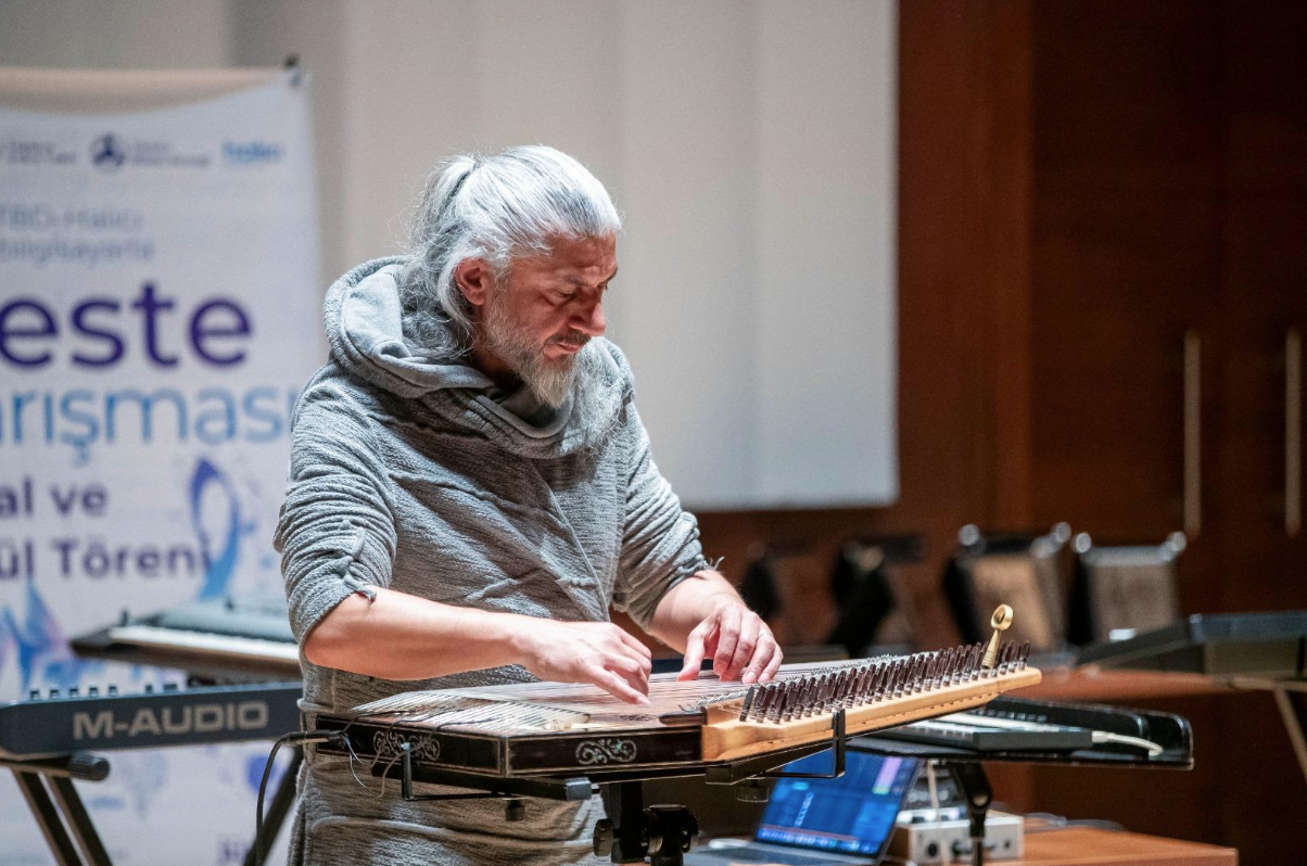 Başkan Tugay beste yarışmasında jüri üyeliği yaptı 31. TDB-Halıcı Bilgisayarla Beste Yarışması sonuçlandı