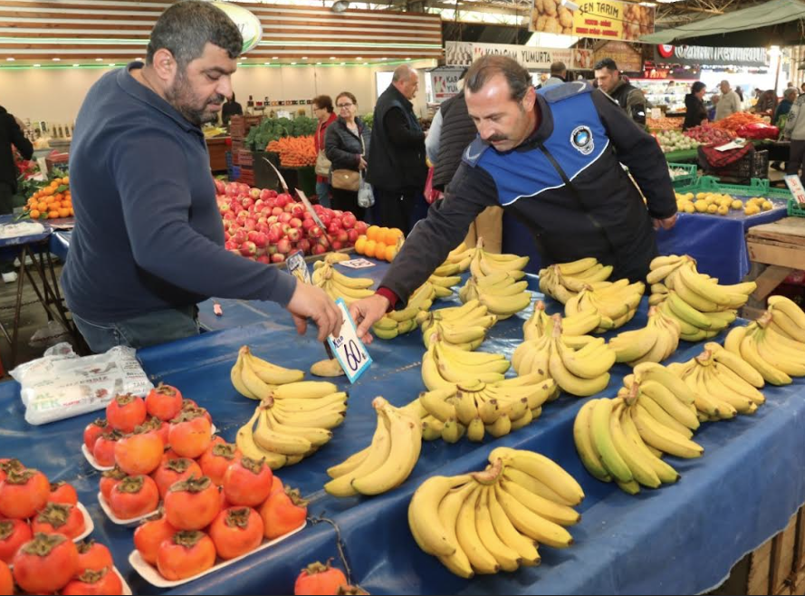 Bayraklı’nın pazar yerlerinde aydınlatma çalışması