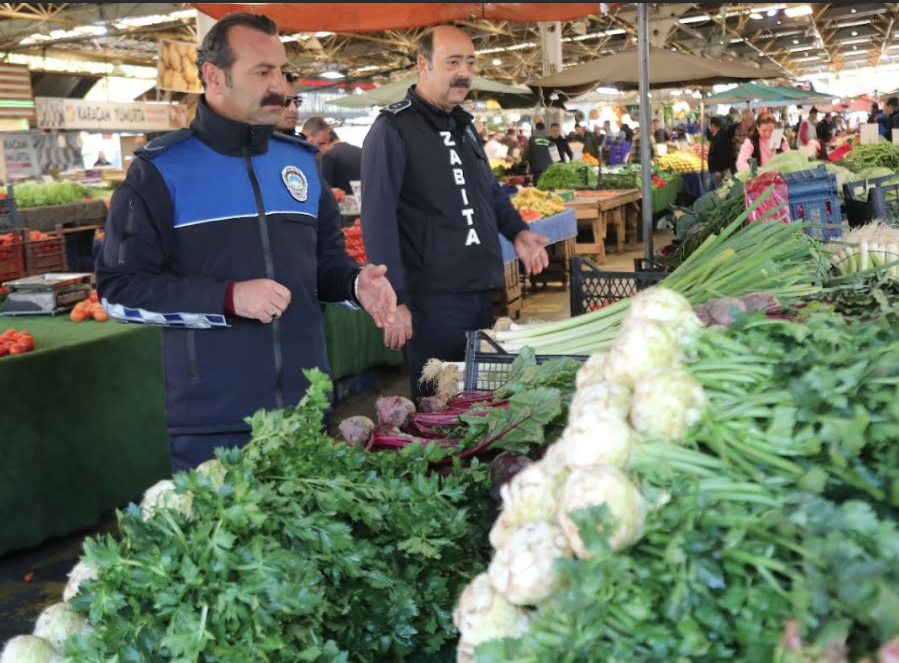 Bayraklı’nın pazar yerlerinde aydınlatma çalışması