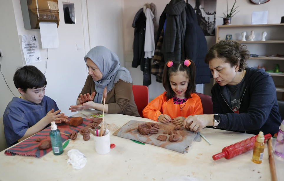 Konak’ın ileri yaş kursiyerleri öğrendiklerini torunlarıyla paylaştı