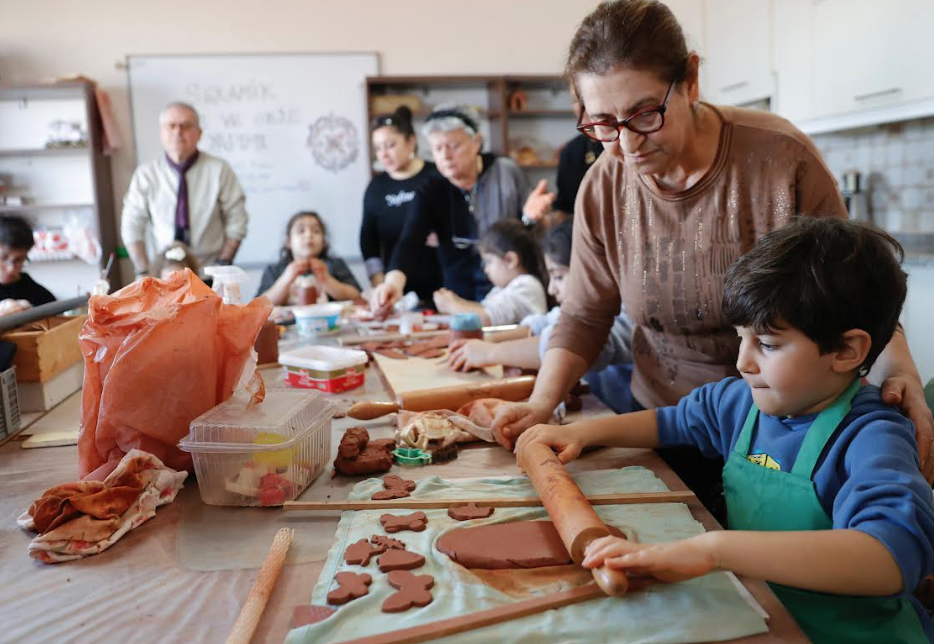 Konak’ın ileri yaş kursiyerleri öğrendiklerini torunlarıyla paylaştı