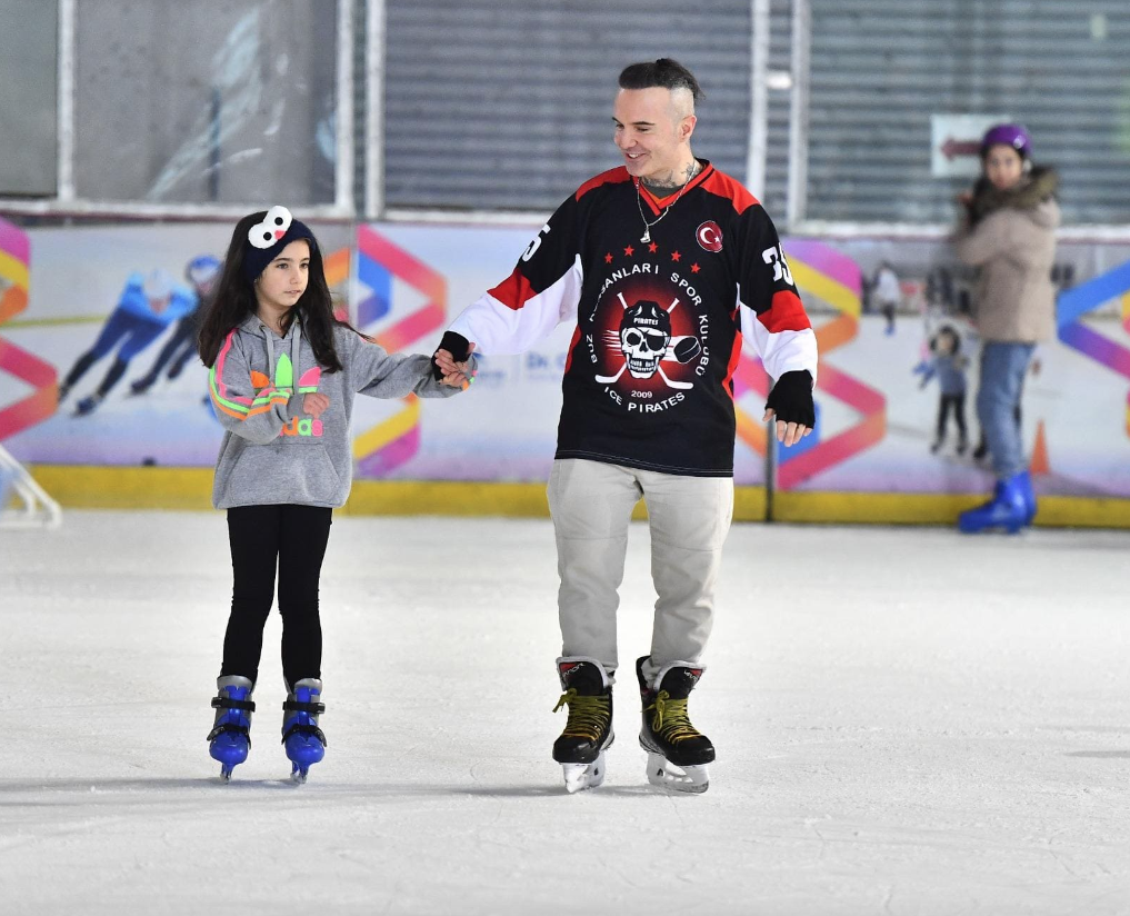 İzmir'in buz pisti yarıyıl tatilinde doldu taştı