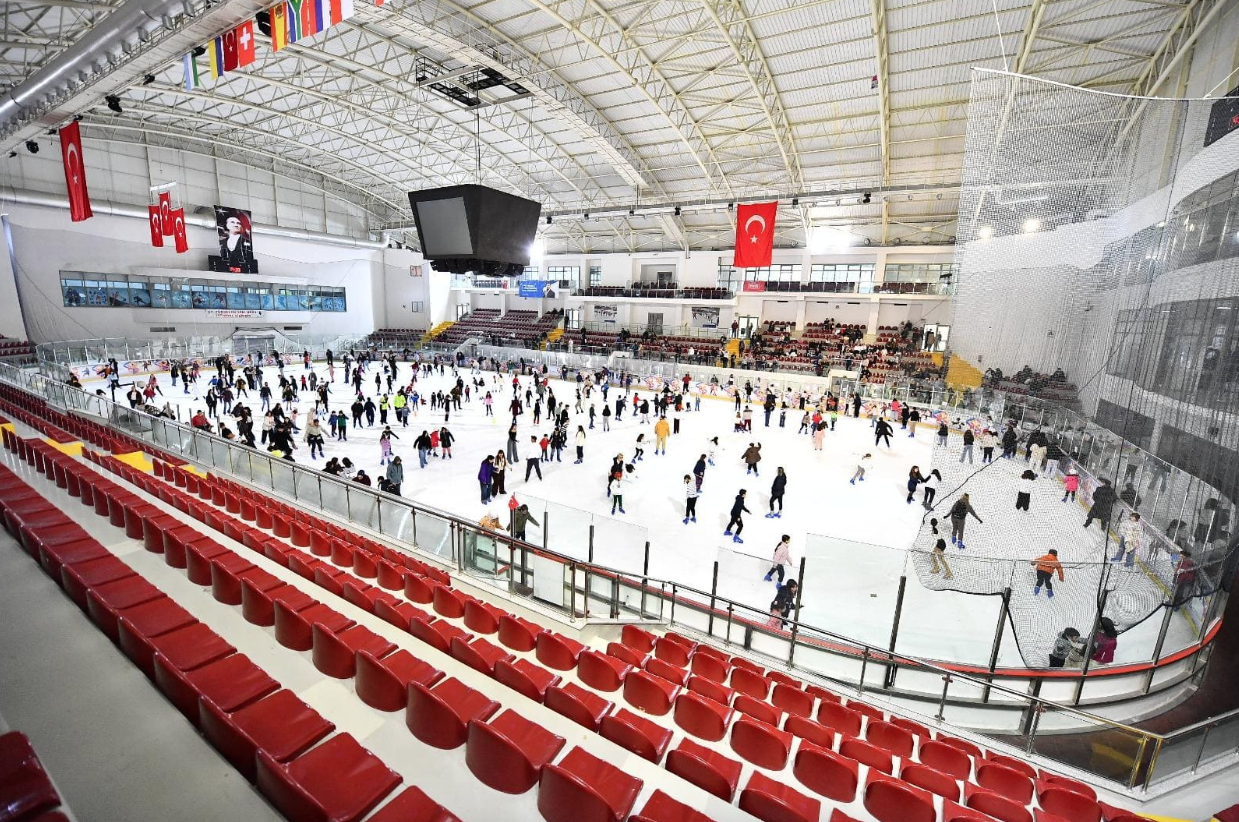 İzmir'in buz pisti yarıyıl tatilinde doldu taştı