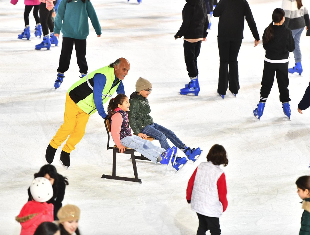 İzmir'in buz pisti yarıyıl tatilinde doldu taştı