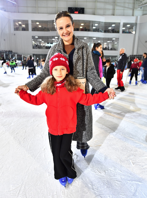 İzmir'in buz pisti yarıyıl tatilinde doldu taştı