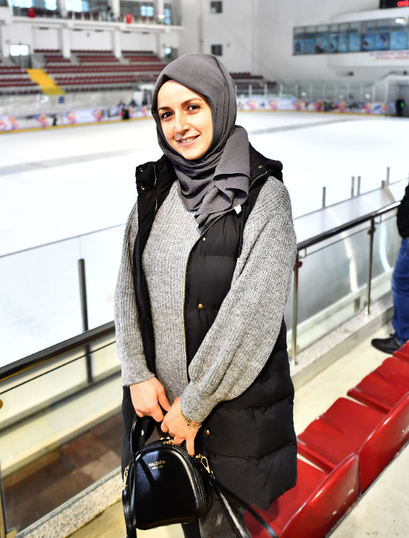 İzmir'in buz pisti yarıyıl tatilinde doldu taştı