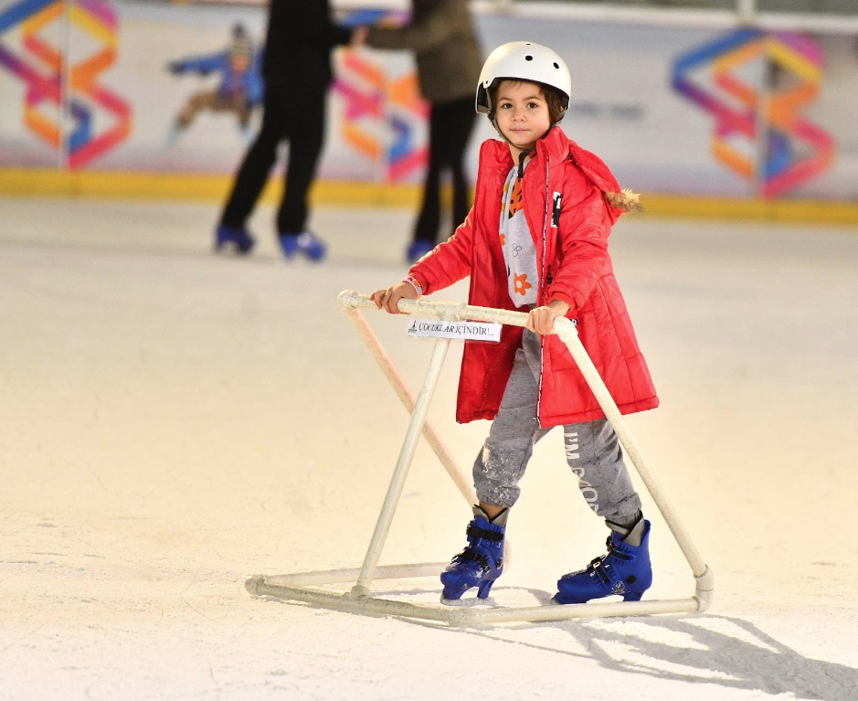 İzmir'in buz pisti yarıyıl tatilinde doldu taştı