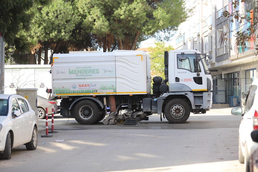 Menderes’te Caddeler Tertemiz