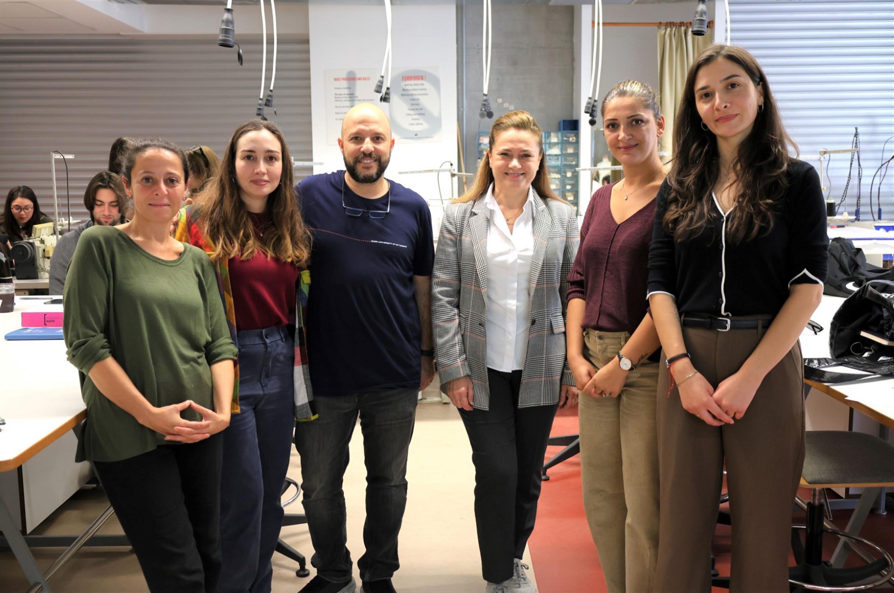 ŞEHRİN RUHUNU RESME TAŞIDILAR: İZMİR’İN ÇOK KÜLTÜRLÜ DOKUSU TUVALE YANSIYOR