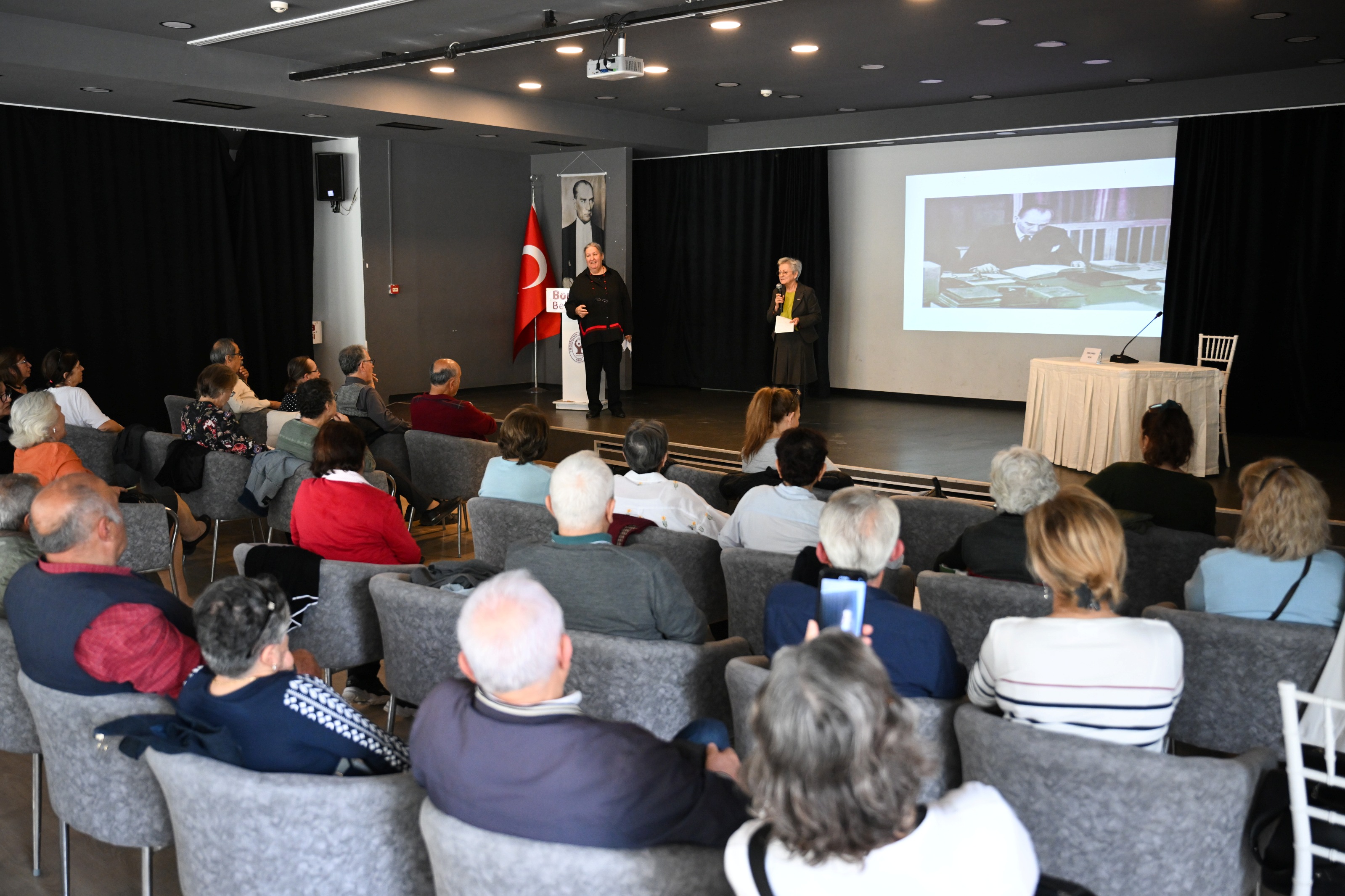 Bornova’da Kütüphane Haftası söyleşiyle başladı