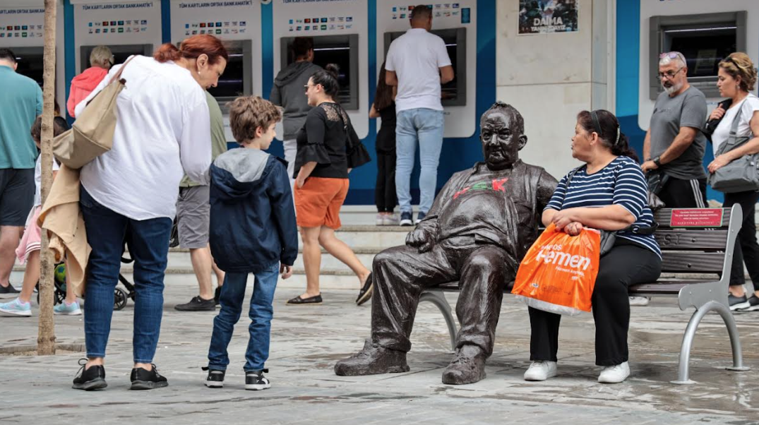 Karşıyaka Çarşısı'nın sembolü 'Bir Baba Hindi' geri döndü
