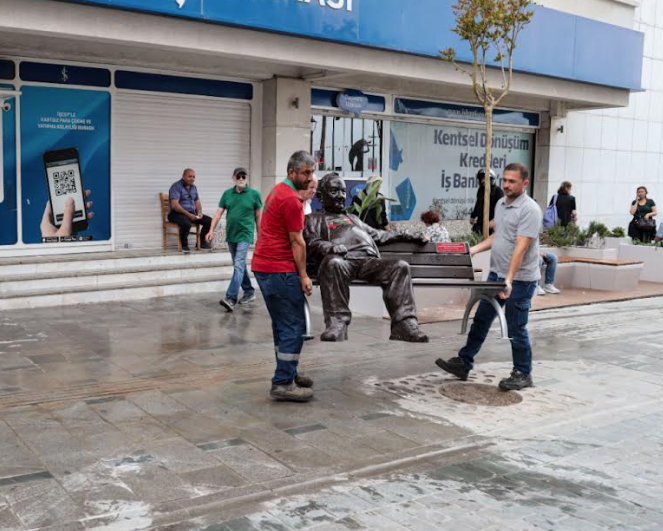 Karşıyaka Çarşısı'nın sembolü 'Bir Baba Hindi' geri döndü