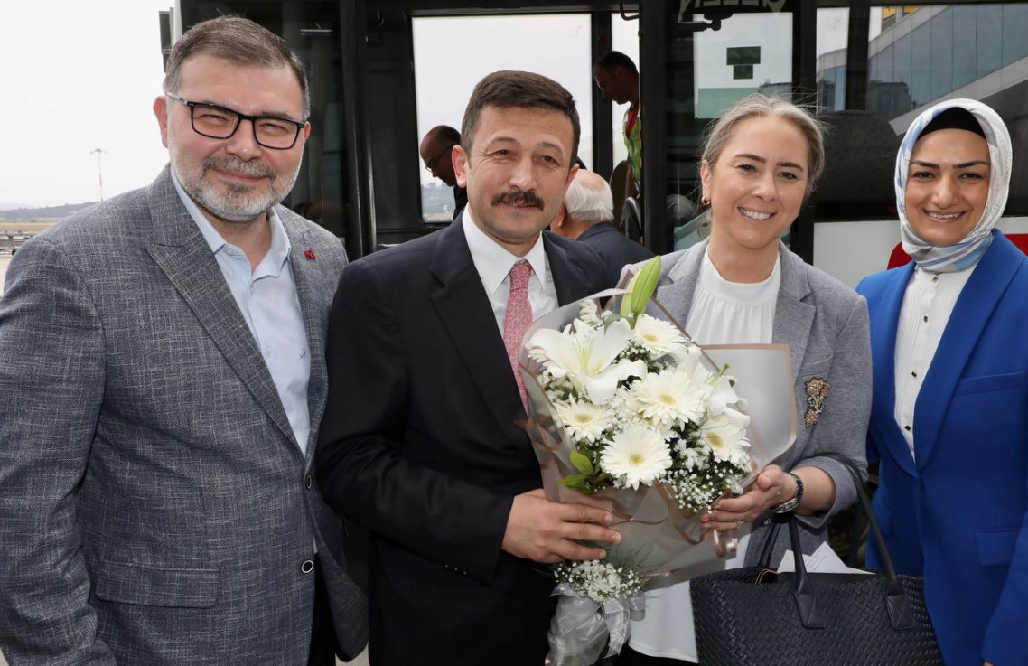 Karşılama sürprizi: Teşkilat AK Partili Dağ'ı bağrına bastı!