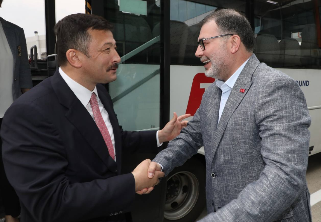 Karşılama sürprizi: Teşkilat AK Partili Dağ'ı bağrına bastı!