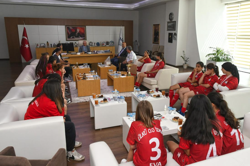 Kupalarıyla Başkan Selvitopu'na geldiler