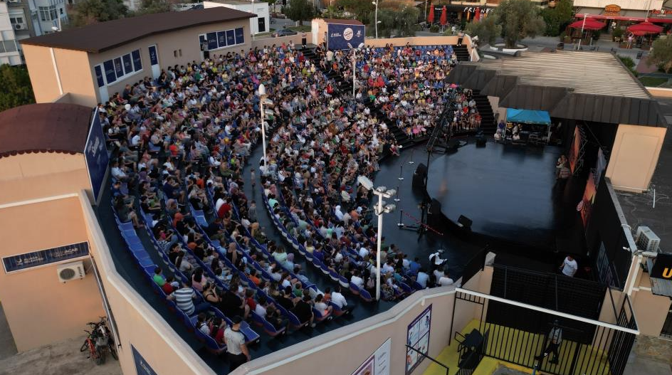 Aliağa'da tiyatro şöleni ‘Şeker Portakalı’ ile başladı