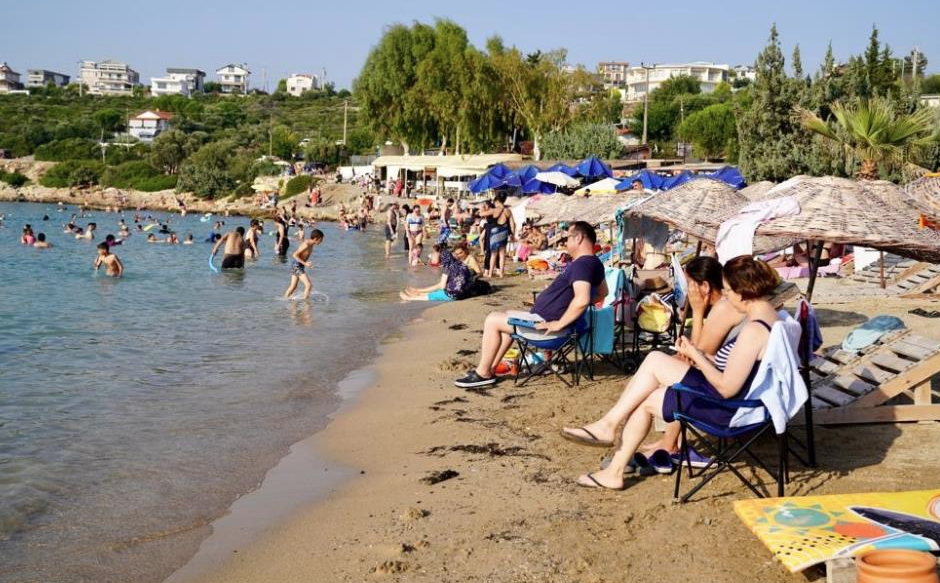 Seferihisar’da plajlara mavi bayraklar asıldı